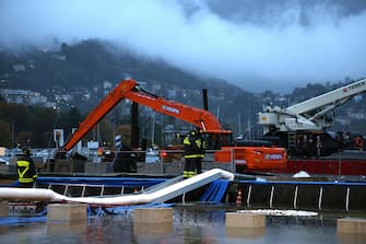 Vigili del Fuoco al lavoro per contenere l esondazione del lago di Como in piazza Cavour a causa delle copiose piogge cadute nel corso della giornata. Como 2 Novembre  2023.
ANSA / MATTEO BAZZI
