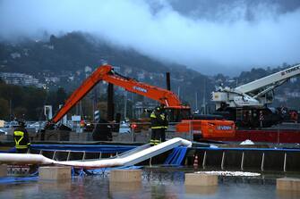 Vigili del Fuoco al lavoro per contenere l esondazione del lago di Como in piazza Cavour a causa delle copiose piogge cadute nel corso della giornata. Como 2 Novembre  2023.
ANSA / MATTEO BAZZI