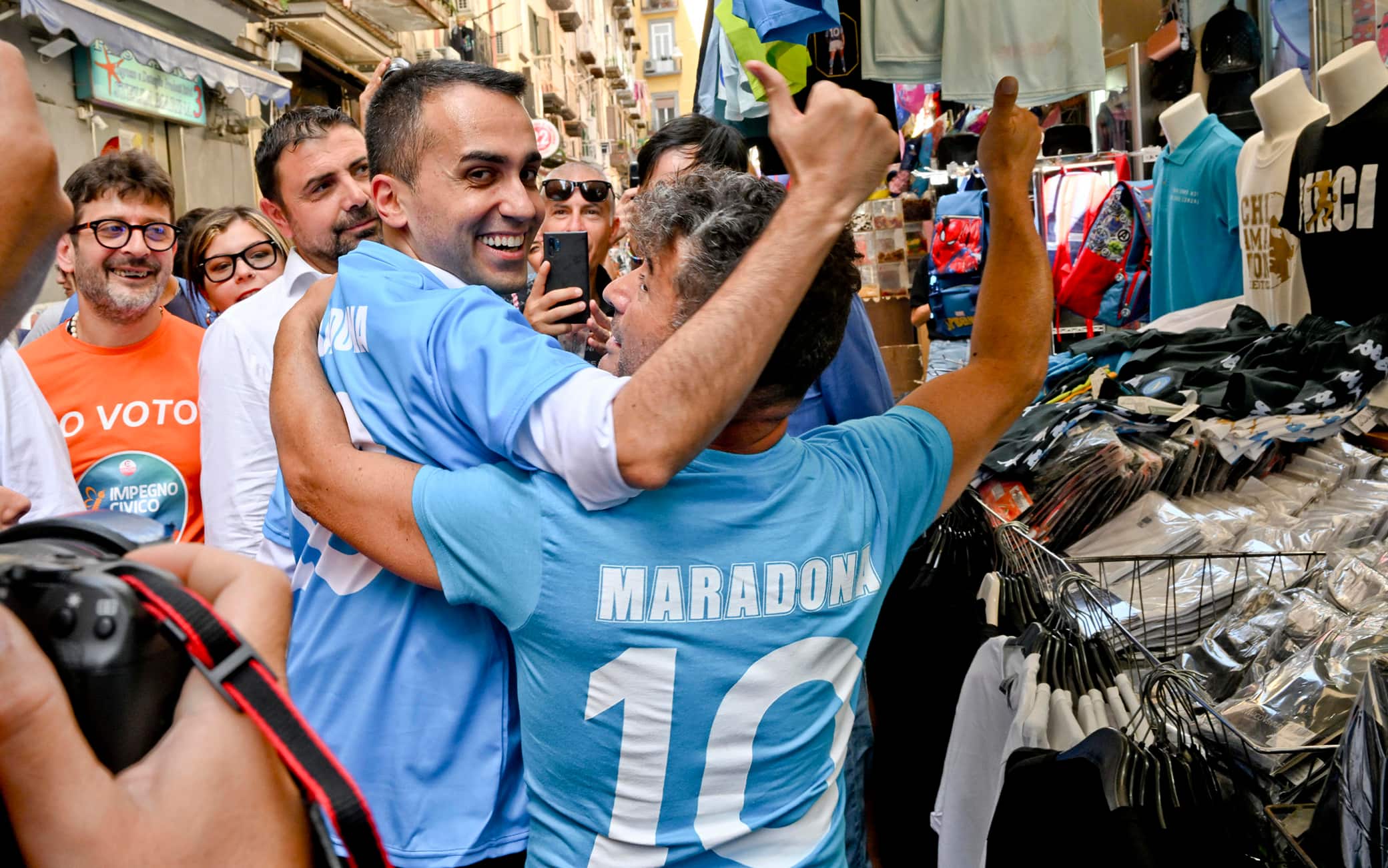 Luigi Di Maio, leader di Impegno Civico, durante la sua passeggiata elettorale nel quartiere della Pignasecca e ai quartieri Spagnoli a Napoli, 14 settembre 2022. ANSA / CIRO FUSCO