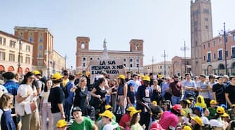 Gente in piazza attende il presidente della Repubblica Mattarella in visita nelle zone colpite dall'alluvione, Forlì, 30 maggio 2023. 
ANSA/ TOMMASO ROMANIN