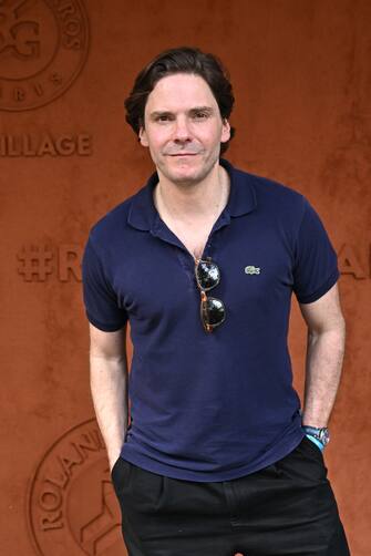 PARIS, FRANCE - JUNE 07: Daniel BrÃ¼hl attends the 2023 French Open at Roland Garros on June 07, 2023 in Paris, France. (Photo by Stephane Cardinale - Corbis/Corbis via Getty Images)