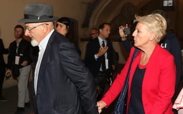 
Tiziano Renzi con la moglie Laura Bovoli, in una immagine del 21 ottobre 2017 a Firenze.
ANSA/CLAUDIO GIOVANNINI