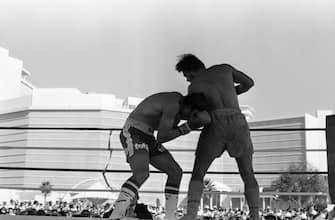 LAS VEGAS - SEPTEMBER 26,1981: Roberto Duran (R) looks to land a punch to Luigi Minchillo during the fight at Caesars Palace on September 26, 1981 in Las Vegas, Nevada. Roberto Duran won by a UD 10. (Photo by: The Ring Magazine via Getty Images)