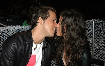 Ryan Reynolds and Alanis Morissette during 2003 MTV Movie Awards  - Backstage and Audience at The Shrine Auditorium in Los Angeles, California, United States. (Photo by Jeff Kravitz/FilmMagic)