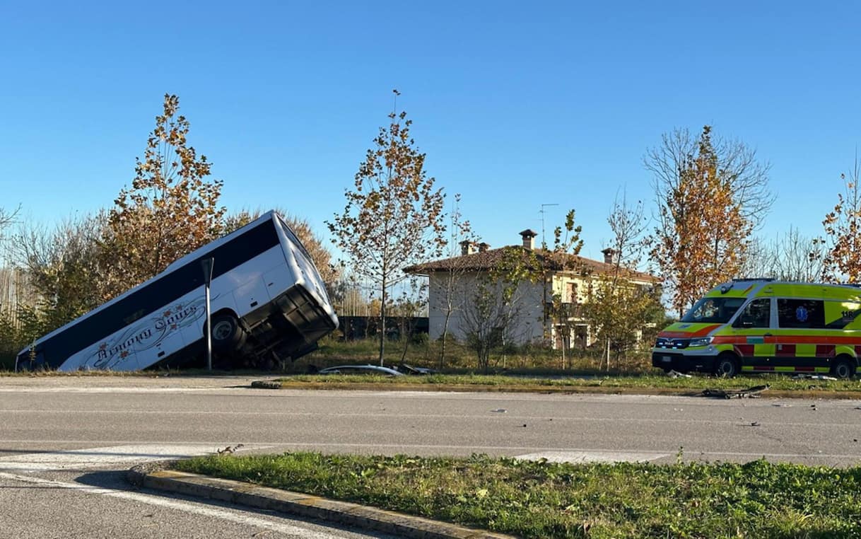 Pordenone, bus con studenti in un fosso dopo scontro con macchina. Grave l