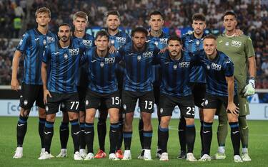 BERGAMO, ITALY - SEPTEMBER 02: Atalanta BC team line up for a photo during the Serie A TIM match between Atalanta BC and AC Monza at Gewiss Stadium on September 02, 2023 in Bergamo, Italy. (Photo by Emilio Andreoli/Getty Images)