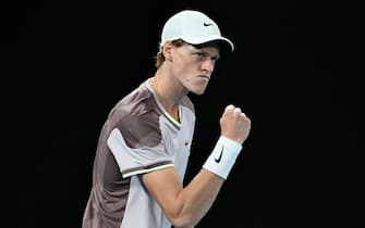 epa11098454 Jannik Sinner of Italy gestures during his quarterfinal match against Andrey Rublev of Russia at the 2024 Australian Open in Melbourne, Australia, 23 January 2024.  EPA/LUKAS COCH AUSTRALIA AND NEW ZEALAND OUT