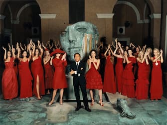 Valentino in Rome with his models. Valentino Ã  Rome avec ses modÃ¨les. (Photo by Pascal CHEVALLIER/Gamma-Rapho via Getty Images)