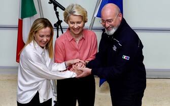 La presidente del Consiglio Giorgia Meloni con la presidente della Commissione europea, Ursula Von Der Leyen, e il presidente della Regione Emilia Romagna Stefano Bonaccini durante il punto stampa dopo la ricognizione aerea delle aree dell'Emilia-Romagna colpite da alluvioni, frane e smottamenti, Bologna, 25 maggio 2023.
ANSA/UFFICIO STAMPA PALAZZO CHIGI/FILIPPO ATTILI
/////
Italian Prime Minister Giorgia Meloni with President of the European Commission, Ursula Von Der Leyen, and President of Emilia Romagna Regione Stefano Bonaccini (R) during a press conference after the aerial reconnaissance of the areas of Emilia-Romagna Region affected by floods, landslides and mudslides, Bologna, Italy, 25 May 2023.
ANSA/CHIGI PALACE PRESS OFFICE/FILIPPO ATTILI
(stretta di mani)