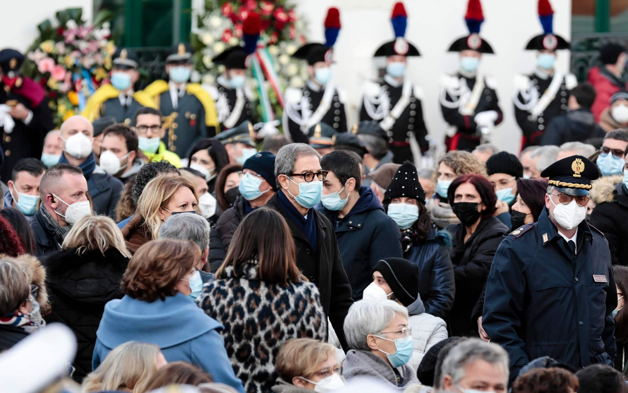 Un momento dei funerali in una piazza gremita con i familiari delle 9
vittime (10 con Samuele che è rimasto nel grembo di mamma
Selene) di Ravanusa, 17 dicembre 2021. Tra i presenti il presidente della Regione, Nello Musumeci, il ministro delle Infrastrutture Enrico Giovannini e
il capo nazionale della Protezione civile Fabrizio Curcio. ANSA/FRANCESCO RUTA