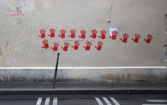 Parigi, dipinte mani rosse sul muro del Memoriale della Shoah