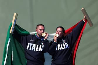 epa11527871 The gold medalists Gabriele Rossetti (L) and Diana Bacon (R) of Italy celebrate during the medal ceremony for the Skeet Mixed Team event of the Shooting competitions in the Paris 2024 Olympic Games at the Shooting centre in Chateauroux, France, 05 August 2024.  EPA/VASSIL DONEV