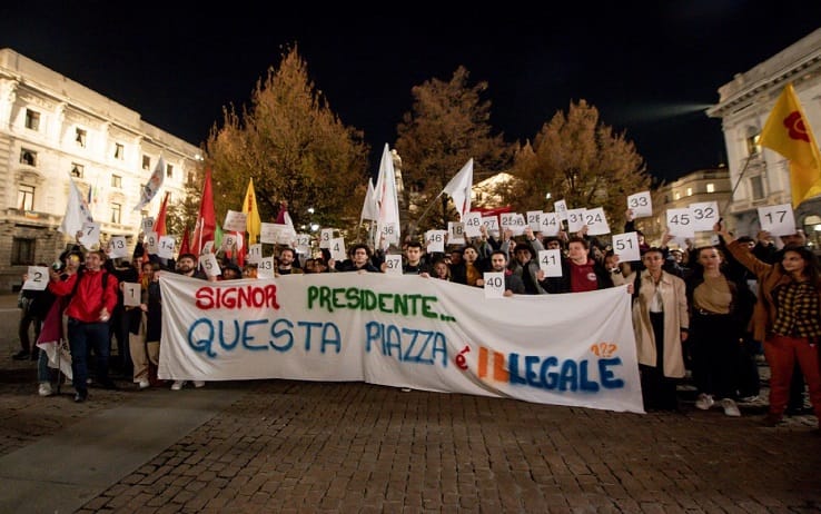 La manifiestazione davanti a Palazzo Marino a Milano