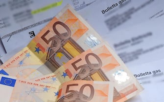 banconote da 50 euro e la bolletta del gas