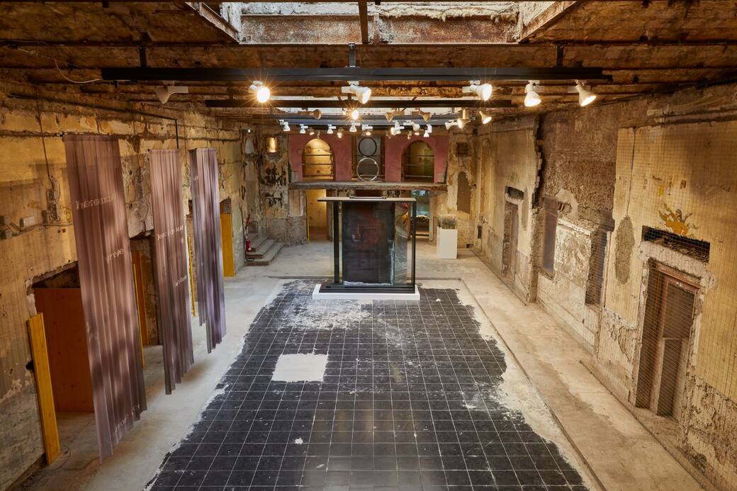 Veduta della mostra, Chi esce entra, Via Gregoriana 9, Roma, 2025. Crediti: Enrico Fontolan, Bibliotheca Hertziana–Istituto Max Planck per la storia dell’arte