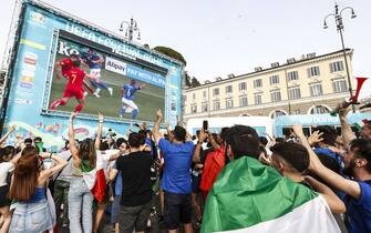 Un maxischermo proietta la partita dell'Italia
