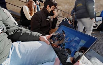 studenti che utilizzano tablet per didattica a distanza