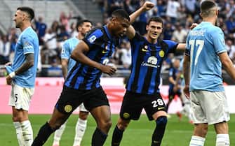 MILAN, ITALY - MAY 19: Denzel Justus Dumfries of FC Internazionale celebrates after scoring the goal 1-1 during the Serie A TIM match between FC Internazionale and SS Lazio at Stadio Giuseppe Meazza on May 19, 2024 in Milan, Italy. (Photo by Image Photo Agency/Getty Images)