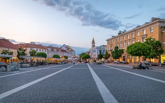 01 June 2023, Vilnius, Lithuania: This is a photo of the Town Hall square with bars and restaurants in the old town of Vilnius, Lithuania in the summer.