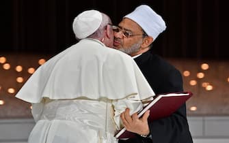 Papa Francesco Pope Francis (L) and Egypt's Azhar Grand Imam Sheikh Ahmed al-Tayeb greet each other as they exchange documents during the Human Fraternity Meeting at the Founders Memorial in Abu Dhabi on February 4, 2019. Pope Francis rejected "hatred and violence" in the name of God, on the first visit by the head of the Catholic church to the Muslim-majority Arabian Peninsula. (Photo by Vincenzo PINTO / AFP)