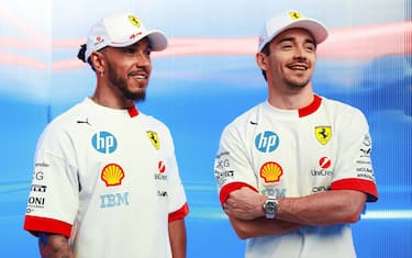 Lewis_Hamilton_Charles_Leclerc_Ferrari_collezione_Miami_25_1.jpg