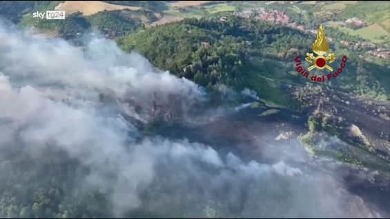 Bologna, incendio a Monte San Pietro: pompieri in azione Bologna, incendio a Monte San Pietro: pompieri in azione