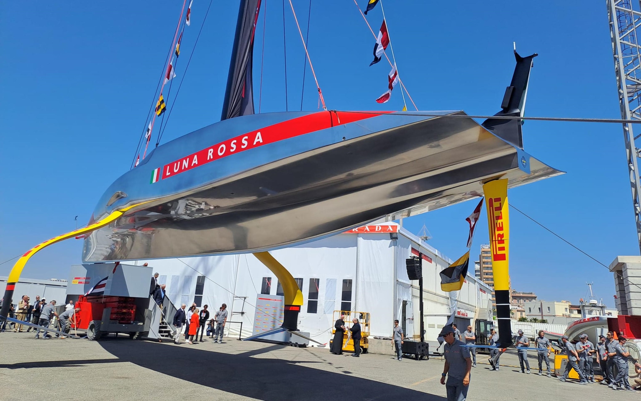 Luna Rossa, il varo della barca per la Coppa America 2024. FOTO Sky Sport