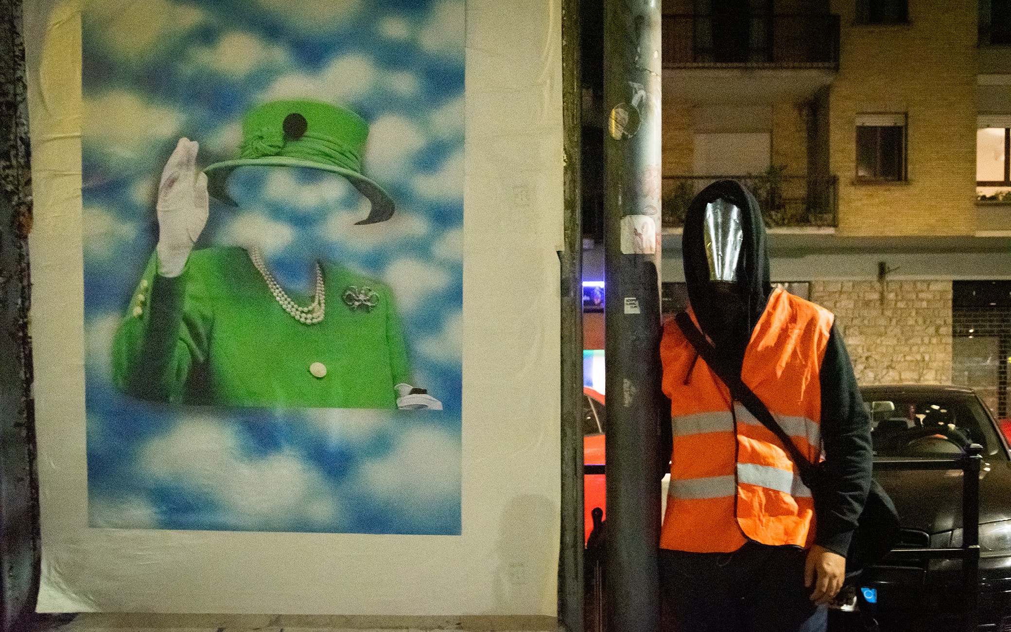 Il manifesto dedicato alla regina Elisabetta