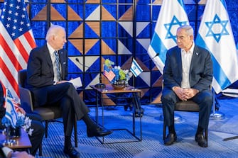 Il presidente americano Joe Biden seduto assieme al premier israeliano Benjamin Netanyahu