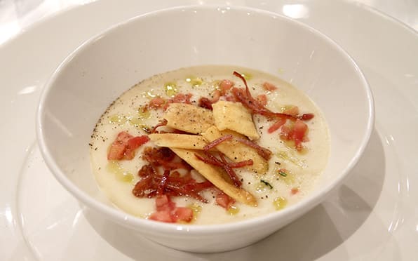 Crema di cannellini con speck e pecorino croccanti