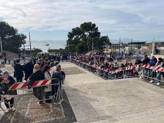 Inizia a riempirsi il piazzale della chiesa in attesa dei funerali di Gigi Riva, Cagliari, 24 gennaio 2024. ANSA/FABIO MURRU