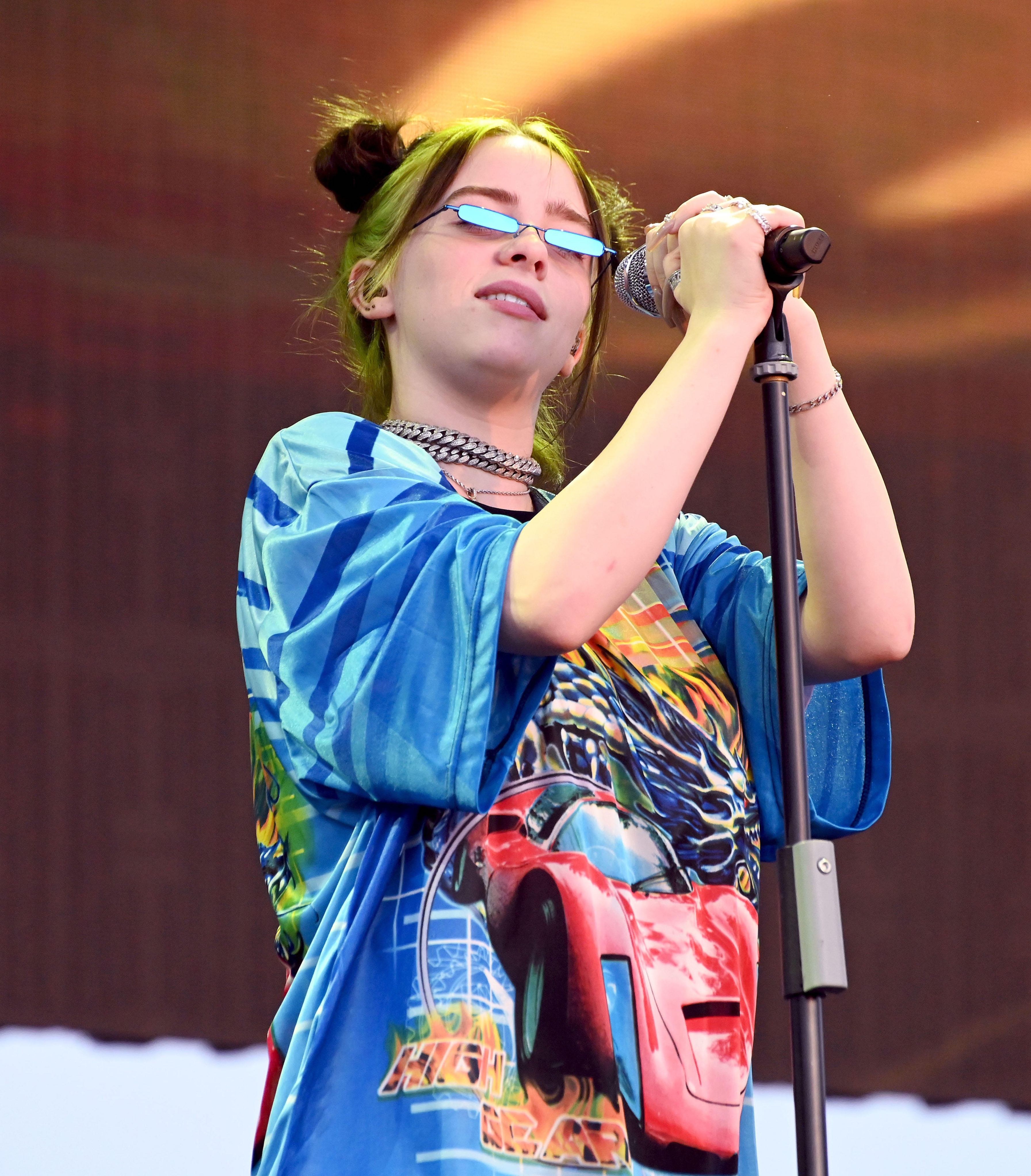 Billie Eilish racconta a David Letterman come ha imparato a convivere ...