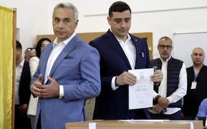 epaselect epa12072385 Presidential candidate and far-right party Alliance for the Union of Romanians (AUR) leader George Simion (R) and banned candidate Calin Georgescu cast their ballots in the first round of presidential elections at a polling station in Secondary School No. 08 in Mogosoaia village, near Bucharest, Romania, 04 May 2025. Romanian voters are returning to the polls this weekend for a repeat of the first round of the presidential election, originally held on 24 November 2024 and later annulled, with around 18 million citizens eligible to vote, according to the Permanent Electoral Authority (AEP).  EPA/ROBERT GHEMENT
