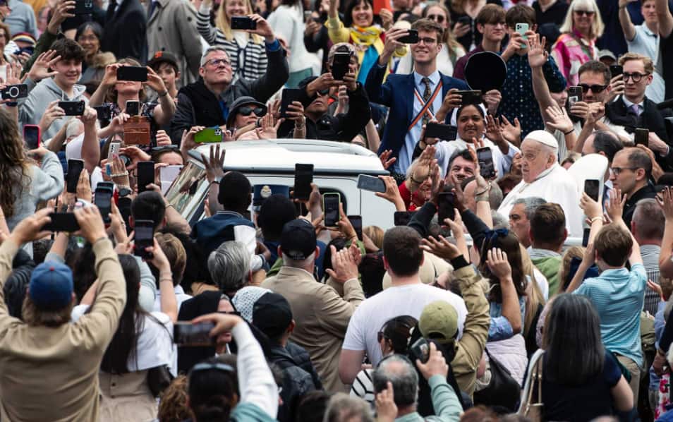 Il Pontefice tra la folla di fedeli
