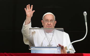 Pope Francis leads the Regina Coeli prayer from his office window overlooking Saint Peter s Square at the Vatican City, 21 July 2024.
ANSA/VATICAN MEDIA
+++ ANSA PROVIDES ACCESS TO THIS HANDOUT PHOTO TO BE USED SOLELY TO ILLUSTRATE NEWS REPORTING OR COMMENTARY ON THE FACTS OR EVENTS DEPICTED IN THIS IMAGE; NO ARCHIVING; NO LICENSING +++ NPK +++