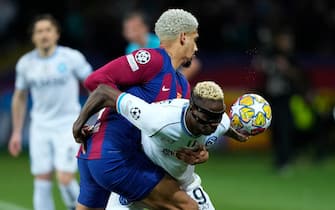 epaselect epa11217231 Barcelona's Ronald Araujo (L) in action against SSC Napoli's Victor Osimhen during the UEFA Champions League round of 16 second leg soccer match between FC Barcelona and SSC Napoli, in Barcelona, Catalonia, Spain, 12 March 2024.  EPA/Alejandro Garcia