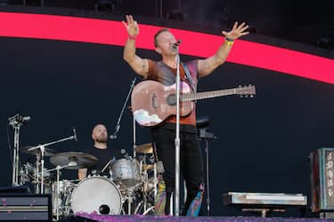 Moon Music, Chris Martin: “L’amore è l’unica risposta”