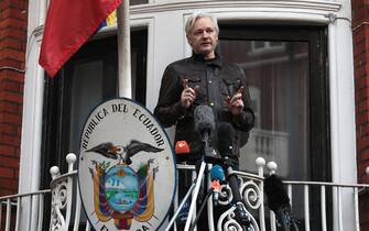 Julian Assange parla dal balcone dell'ambasciata ecuadoregna a Londra