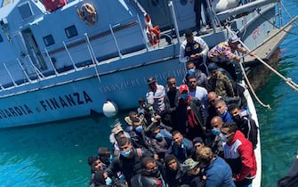 Altri due barconi - con a bordo rispettivamente 109 e 20 migranti - sono stati agganciati e scortati fino a molo Favarolo di Lampedusa (Ag). Ad intercettare a 6 miglia dalla costa l'imbarcazione di 20 metri, con a bordo
109 subsahariani, è stata la motovedetta Avallone della Guardia di finanza. Poco dopo, una motovedetta della Guardia costiera ha invece scortato un barchino di 6 metri, avvistato a 6 miglia, con a bordo 19 tunisini e un maliano.  Salgono così a nove, in meno di 18 ore, gli sbarchi a Lampedusa per un totale di 1.191 migranti che sono stati trasferiti all'hotspot di contrada Imbriacola dove in questo momento si trovano 1.210 persone , 9 maggio 2021. ANSA/CONCETTA RIZZO