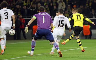 epa04159619 Dortmund's Marco Reus (R) scores the 2-0 goal during the UEFA Champions League quarter-final second leg soccer match between Borussia Dortmund and Real Madrid at the BVB stadium in Dortmund, Germany, 08 April 2014.  EPA/FRISO GENTSCH