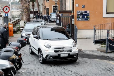 Papa Francesco lascia l'ospedale dell'Isola Tiberina dopo la visita lampo, Roma, 28 febbraio 2024. //
Pope Francis' car leaves the hospital after a medical visit, Rome, Italy, 28 February 2024. Pope Francis, immediately after this morning's general audience went to Gemelli Hospital on Tiber Island for a visit. 
ANSA/FABIO FRUSTACI