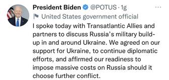 “Ho parlato con gli alleati e i partner transatlantici per discutere il rafforzamento militare russo dentro e intorno all’Ucraina. Abbiamo concordato sul nostro supporto all’Ucraina, di continuare i nostri sforzi diplomatici, e affermato che siamo pronti a imporre costi massicci alla Russia se dovesse scegliere un ulteriore conflitto” ha twittato Biden