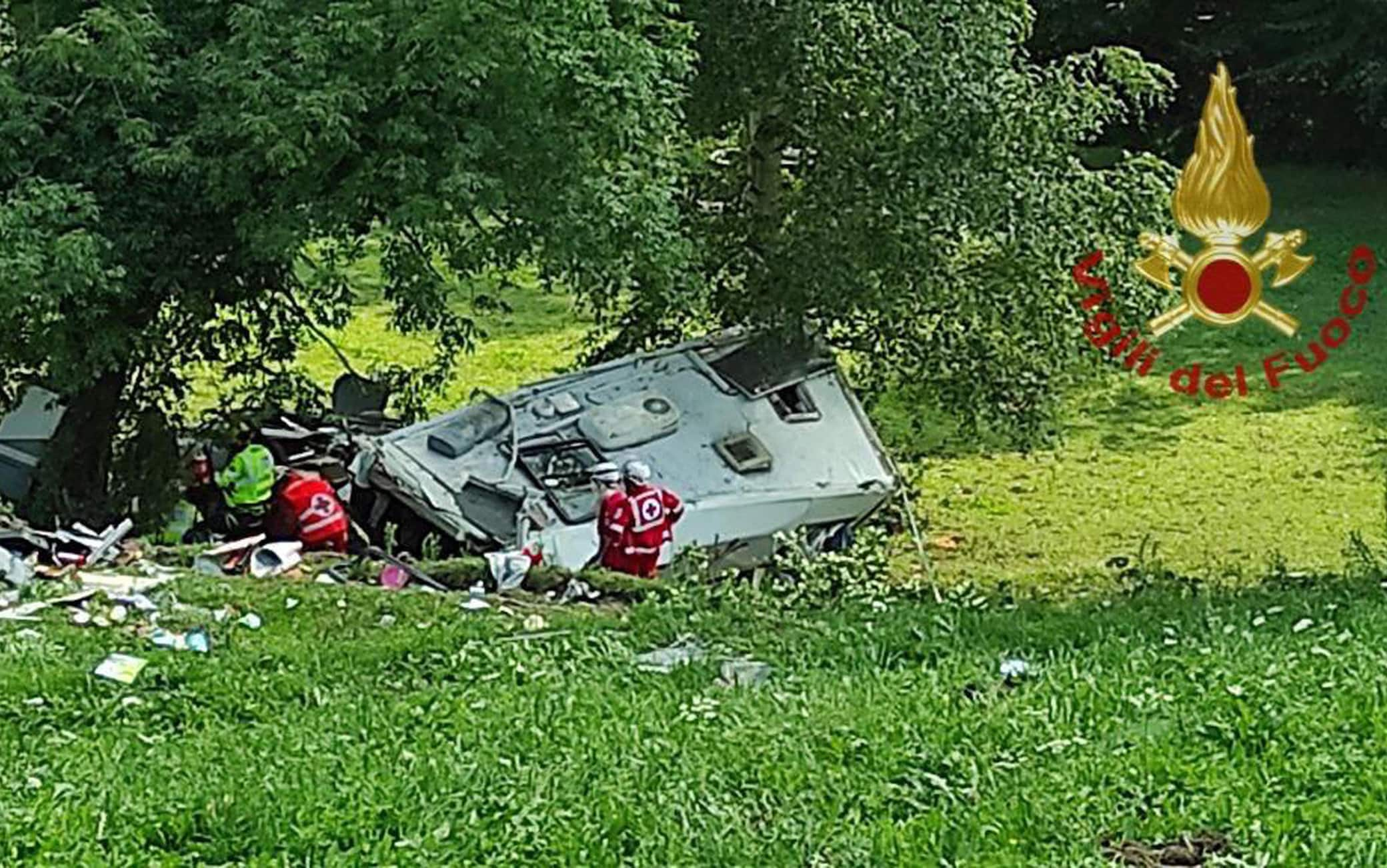 Un turista francese di 73 anni è morto a causa del ribaltamento del suo camper che ha preso velocità mentre era parcheggiato in discesa, 09 agosto 2021. L'incidente è avvenuto a Voltola Sopra, frazione di Camera Cornello, nel Bergamasco. Sul veicolo c'era una coppia, moglie e marito: l'uomo, di 73 anni, era sceso dal camper per salutare un residente della zona. Non si è accorto però che il mezzo, con a bordo la moglie, era in movimento e ha quindi tentato di fermarlo salendoci sopra, ma il camper è rotolato nella valletta che costeggia la strada per una trentina di metri circa. Ferita la donna di 77 anni, l'uomo è deceduto a causa dei gravi traumi riportati.
ANSA/ VIGILI DEL FUOCO
+++ ANSA PROVIDES ACCESS TO THIS HANDOUT PHOTO TO BE USED SOLELY TO ILLUSTRATE NEWS REPORTING OR COMMENTARY ON THE FACTS OR EVENTS DEPICTED IN THIS IMAGE; NO ARCHIVING; NO LICENSING +++