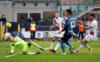 Inter Milan's Lautaro Martinez (R) scores  goal of 3 to 2 against Crotone's goalkeeper Alex Cordaz  during the Italian serie A soccer match  between Fc Inter and Crotone at Giuseppe Meazza stadium in Milan 3 January  2021.
ANSA / MATTEO BAZZI