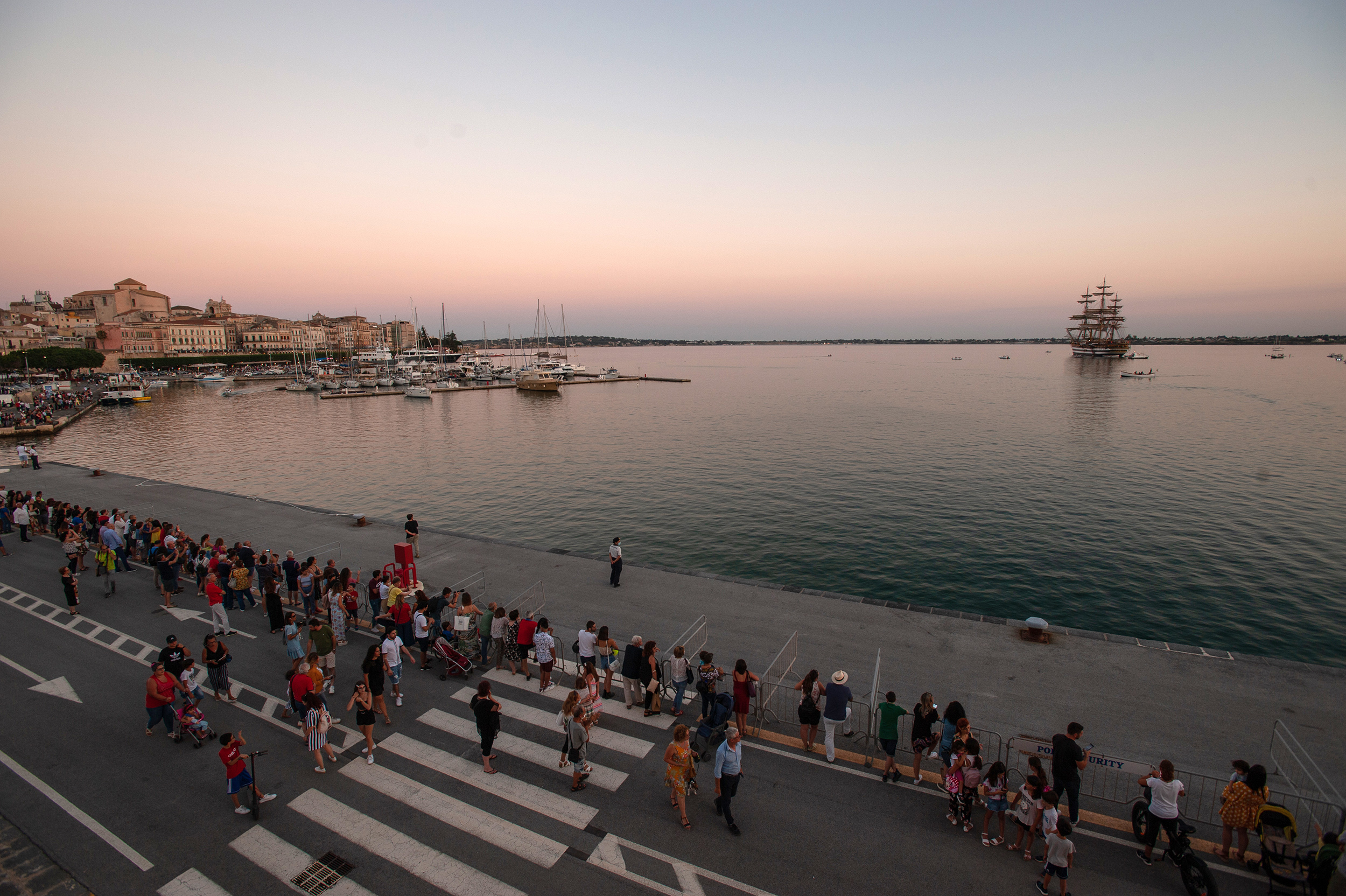 Sicilia. La nave scuola della Marina Militare, Amerigo Vespucci, transita nello stretto di Messina e approda a Siracusa.