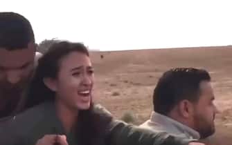 Un fermo immagine di un video mostra una ragazza, Noa Argamani, mentre  viene presa in ostaggio dai miliziani di Hamas durante l'attacco di sabato. Nel filmato, rilanciato dalla Cnn, si vede la ragazza sul retro di una motocicletta mentre viene portata via, tra le grida di aiuto. Il suo fidanzato, Avinatan Or, viene portato via da diversi uomini e costretto a camminare con le mani dietro la schiena. Sullo sfondo, una colonna di fumo scuro.
TELEGRAM / HAMAS +++ATTENZIONE LA FOTO NON PUO' ESSERE PUBBLICATA O RIPRODOTTA SENZA L'AUTORIZZAZIONE DELLA FONTE DI ORIGINE CUI SI RINVIA+++ NPK++