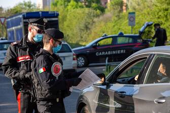 Emergenza Coronavirus Covid 19 posto di blocco dei carabinieri su viale Fulvio Testi in uscita da Milano per scongiurare l’esodo pasquale