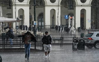 Il forte temporale, con pioggia intensa, che si è abbattuto sulla città, Torino, 14 maggio 2021. ANSA/ TINO ROMANO
