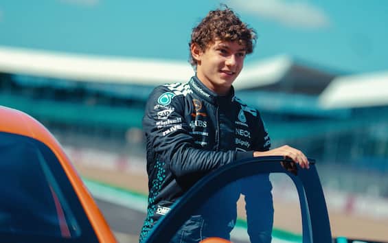 https://static.sky.it/editorialimages/ff41f83ae138aea8f5daeed77aa2b08a6a370b19/skysport/it/motori/formula-1/video/2025/07/03/f1-gp-silverstone-antonelli-mercedes-intervista-vide/f1_twitter_mercedes_antonelli_silverstone_2025.jpg?im=Resize,width=565