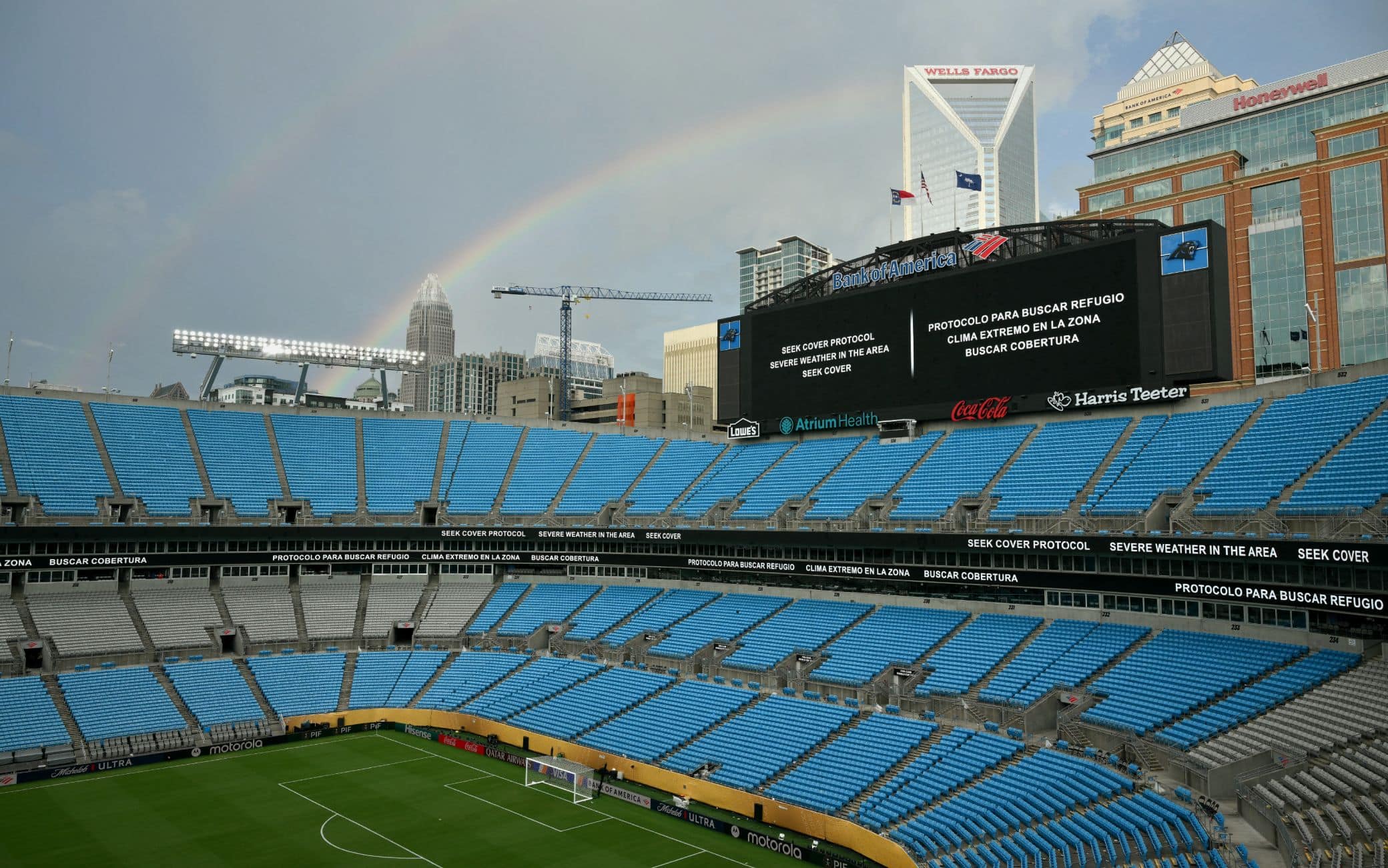 Intanto sopra lo stadio c'è addirittura l'arcobaleno. Ma non si gioca…